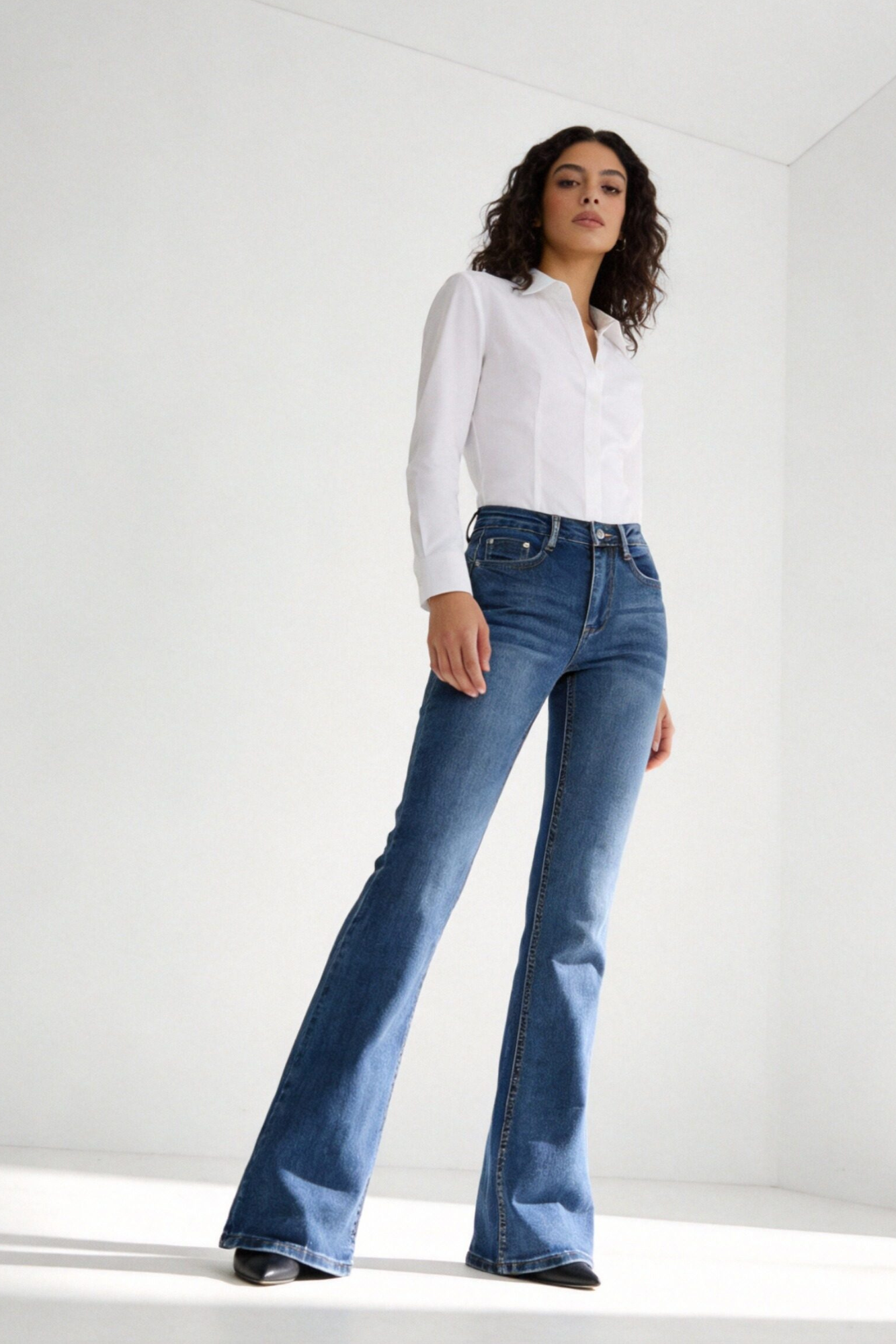 Jeans Zayelia Flare de mujer, tiro alto, color denim - vista frontal