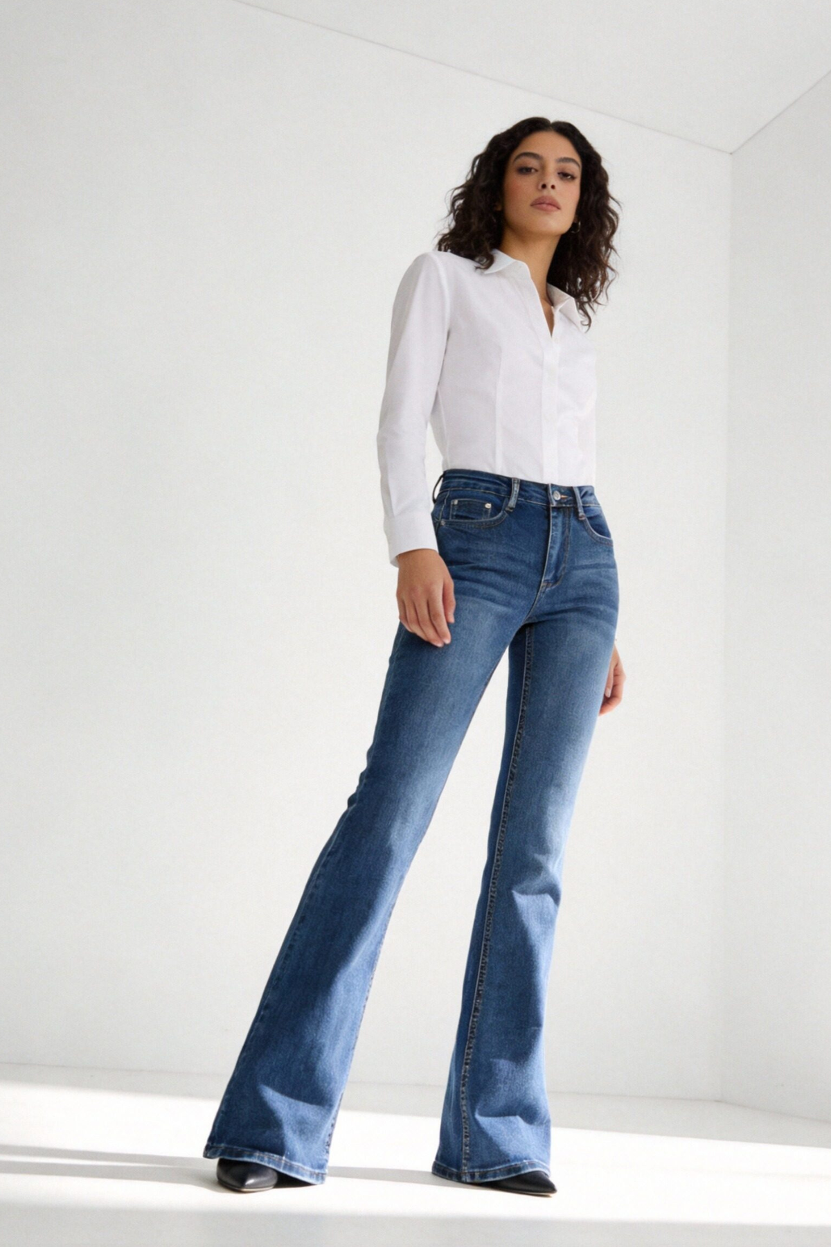 Jeans Zayelia Flare de mujer, tiro alto, color denim - vista frontal
