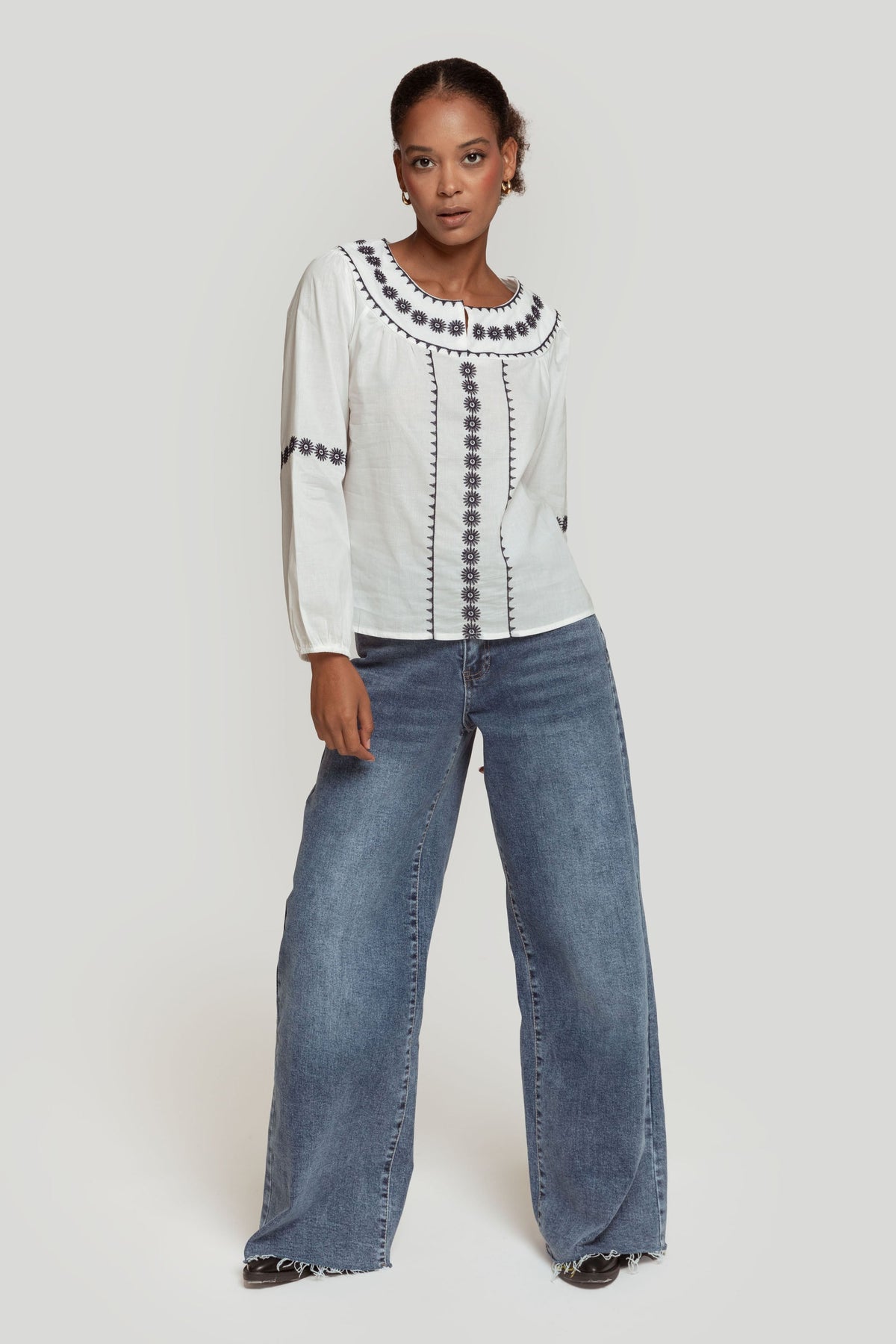 Jeans Zayelia Extra Large de mujer, corte recto holgado, color denim - vista frontal