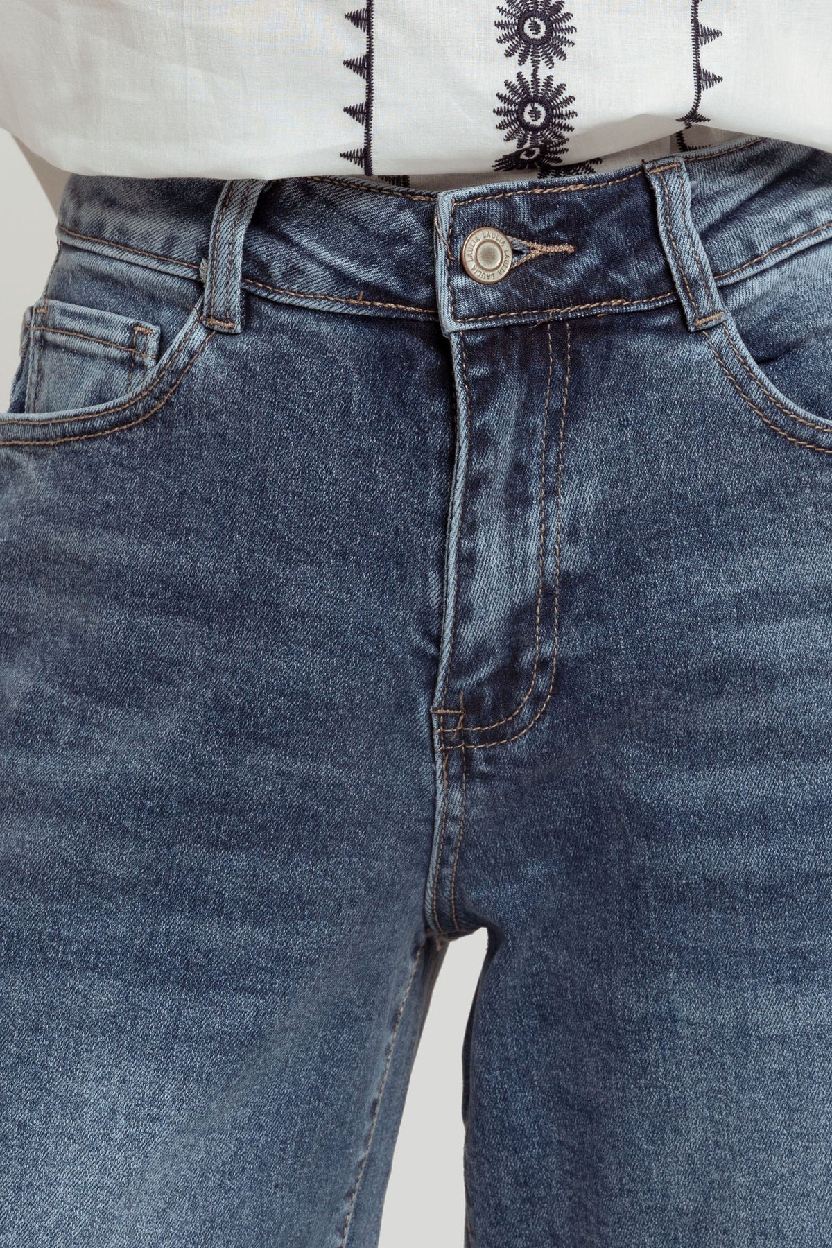 Jeans Zayelia Extra Large de mujer, corte recto holgado, color denim - vista trasera