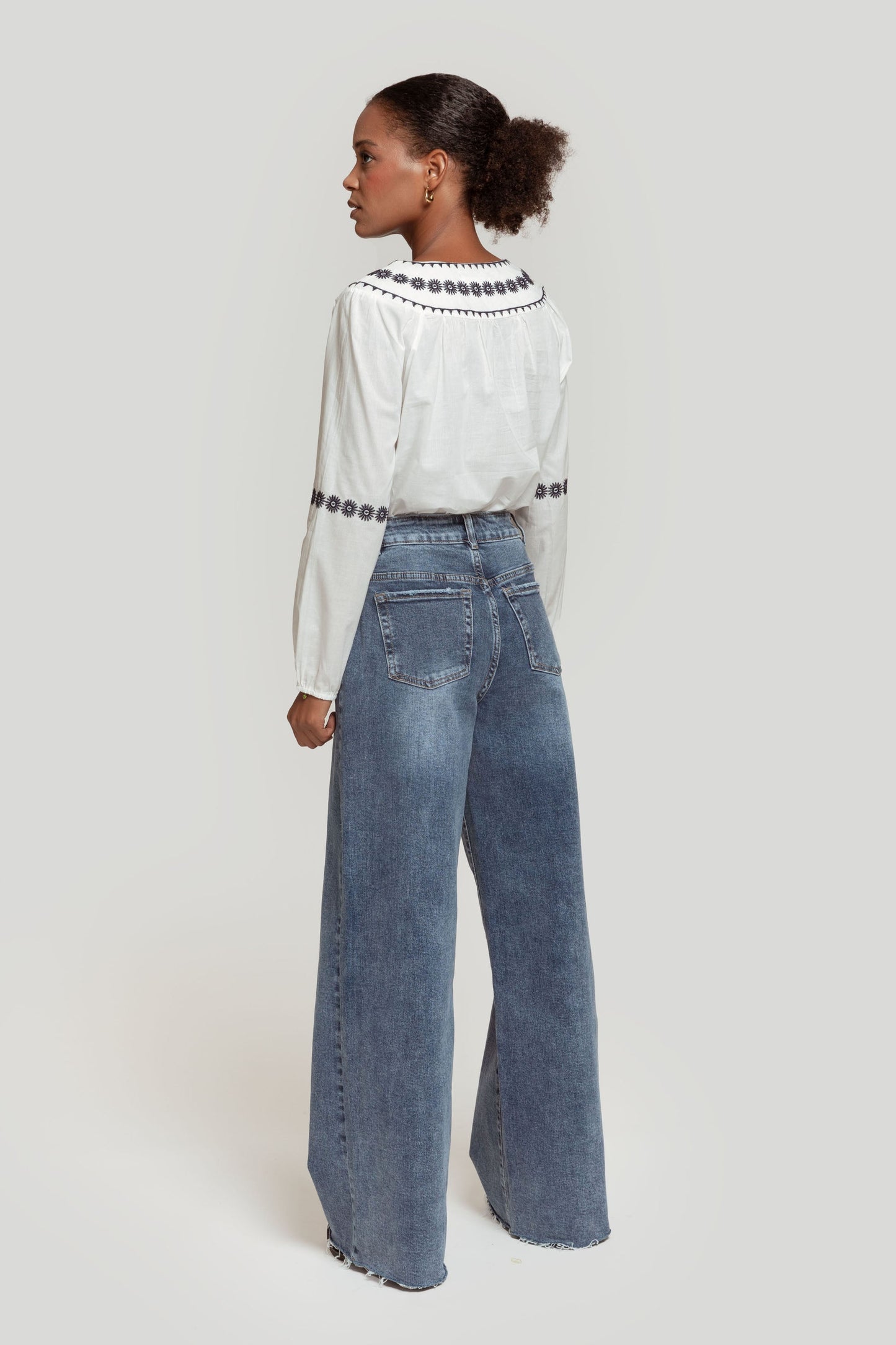 Jeans Zayelia Extra Large de mujer, corte recto holgado, color denim - detalle