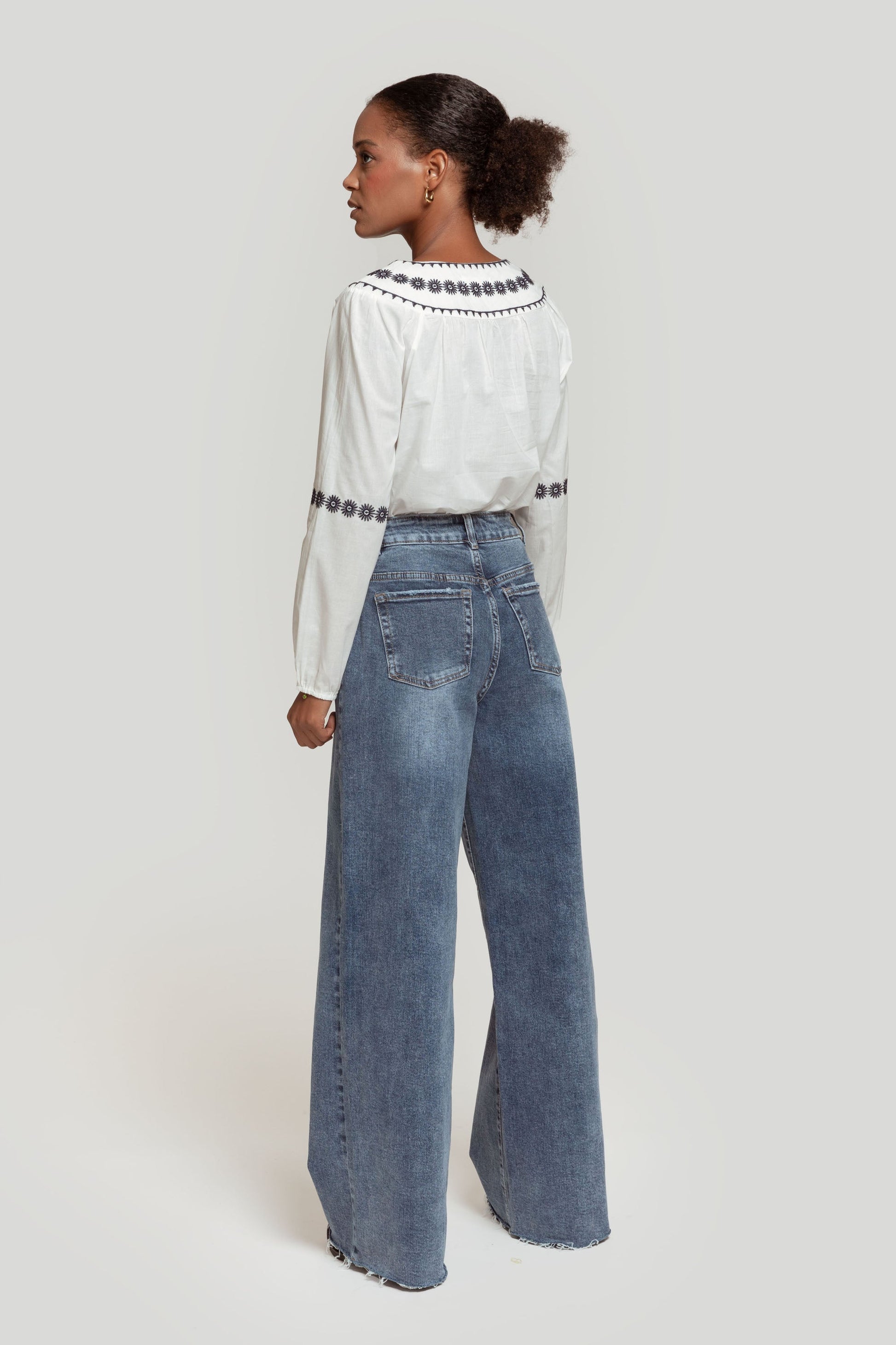 Jeans Zayelia Extra Large de mujer, corte recto holgado, color denim - detalle